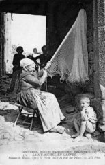 Femme de marin. Après la pêche, mise en état des filets Femme de marin. Après la pêche, mise en état des filets
